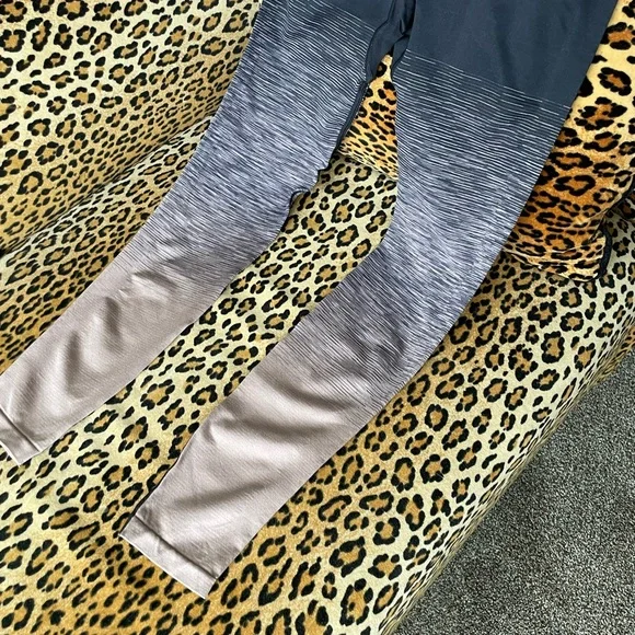 Ultimate leggings by PINK. Amazing hombre colors. - Picture 10 of 11